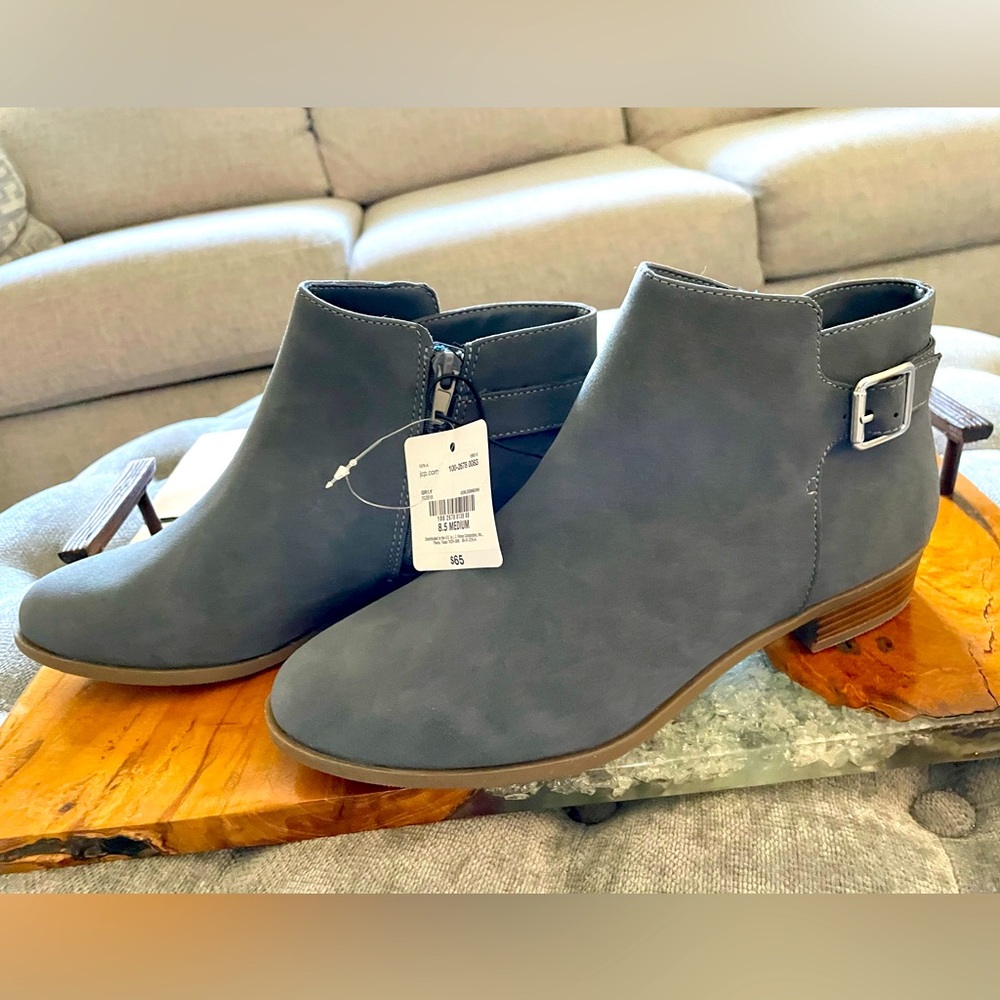 St John’s Bay SJB Reeves booties in Gray. Size 8 & 1/2. Tags still on!